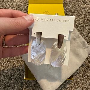 Kendra Scott pearl earrings in Jewelry Pouch in Cream and Gold